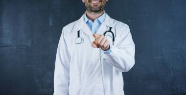 Profesör portresi, doktor (öğrenci) siyah bir zemin üzerine siyah tahta duruyor. Konsept: fikirler, meslekler, Üniversitesi, kimya, Fen öğretmen bellek Biyoloji doktor Koleji