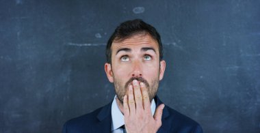 Bir güzel iş adamı, pazarlama öğretmen, yeni fikirler ve stratejileri, siyah bir zemin üzerine düşünmeye portresi. Konsept: kariyer büyüme, büyüme grafiği, başarılı adam, pazarlama, fikirler.