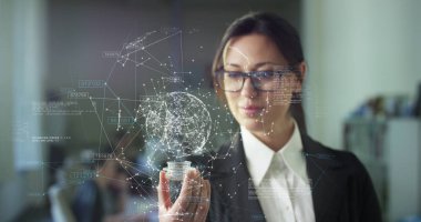 Gelecekteki bağlantı üzerinden bir hologram, iletişim ve önemli dosyaları gönderme, iş kadını ofiste, insanların ticaret ve satış (hisse) telefon tutar. Kavram: geleceğin teknolojileri