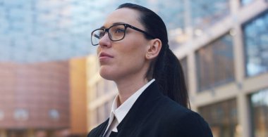 Bir kadın bir takım, kamera ve gülümsüyor gurur ve iş merkezinde kendini, emin görünüyor. Siyaset, iş, finans, bankacılık, sigorta ve görüşler için siyasi kampanya kavramı.