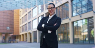 Bir kadın bir takım, kamera ve gülümsüyor gurur ve iş merkezinde kendini, emin görünüyor. Siyaset, iş, finans, bankacılık, sigorta ve görüşler için siyasi kampanya kavramı.