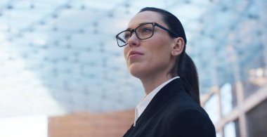 Bir kadın bir takım, kamera ve gülümsüyor gurur ve iş merkezinde kendini, emin görünüyor. Siyaset, iş, finans, bankacılık, sigorta ve görüşler için siyasi kampanya kavramı.