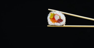 Makro çekim sushi, sashimi, uramaki ve nighiri. pirinç, somon veya ton balığı, karides ve balık yumurta oluşan tipik Japon çanak soya batırılmış. Konsept: Japon Restoran, sushi, oryantal gelenek.