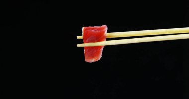 Makro çekim sushi, sashimi, uramaki ve nighiri. pirinç, somon veya ton balığı, karides ve balık yumurta oluşan tipik Japon çanak soya batırılmış. Konsept: Japon Restoran, sushi, oryantal gelenek.