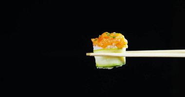 Makro çekim sushi, sashimi, uramaki ve nighiri. pirinç, somon veya ton balığı, karides ve balık yumurta oluşan tipik Japon çanak soya batırılmış. Konsept: Japon Restoran, sushi, oryantal gelenek.
