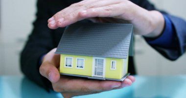 sigorta ve yatırım bankacılığı. ilkeleri ve yatırımcılar için risk olmadan güvenli yatırımlar kavramı. Güvenlik iş ve Kiralık veya Satılık uygun fiyatlı konut için. Ucuz evler.