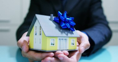 sigorta ve yatırım bankacılığı. ilkeleri ve yatırımcılar için risk olmadan güvenli yatırımlar kavramı. Güvenlik iş ve Kiralık veya Satılık uygun fiyatlı konut için. Ucuz evler.