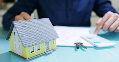 sigorta yangın ve hırsızlığa .en el bir sigortacı veya kat planı olan bir ev ve garanti edilmiş evin anahtarları içeren belgeleri gösteren emlakçı. ev, Aile, sigorta kavramı. Kiralık Ev