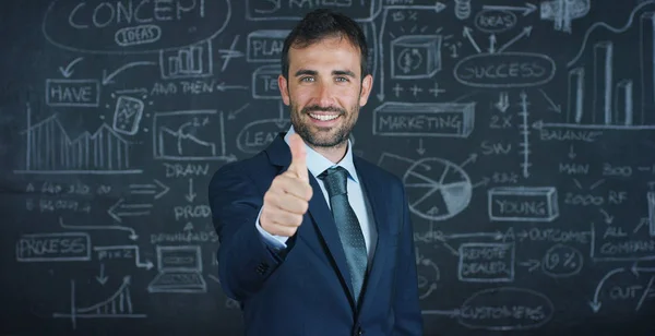 Retrato de um homem de negócios, um professor de marketing, desenha um gráfico de sucesso em uma placa preta, em um fundo preto. O conceito: crescimento da carreira, gráfico de crescimento, homem de sucesso, marketing, ideias, finanças . — Fotografia de Stock