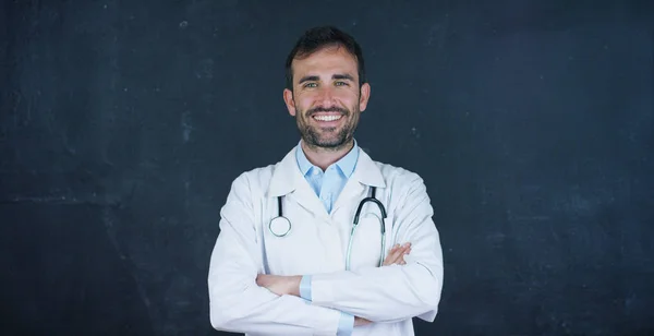 Le portrait du professeur, le médecin (étudiant) se tient au tableau noir, sur un fond noir. Concept : idées, professions, université, chimie, sciences professeurs mémoire biologie docteur collège — Photo