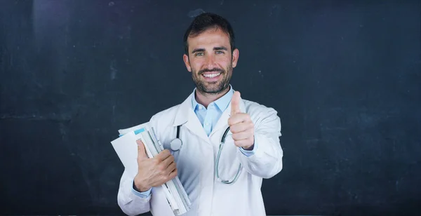 O retrato do professor, o médico (estudante) fica na prancha preta, sobre um fundo preto. Conceito: ideias, profissões, universidade, química, professores de ciências memória biologia faculdade de medicina — Fotografia de Stock