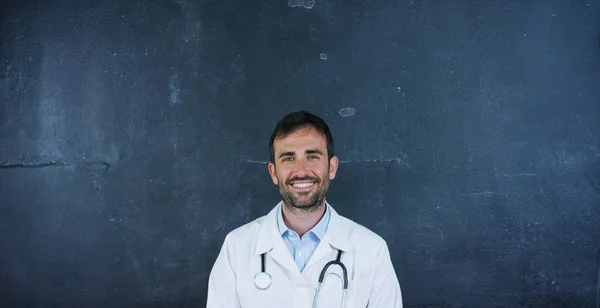 O retrato do professor, o médico (estudante) fica na prancha preta, sobre um fundo preto. Conceito: ideias, profissões, universidade, química, professores de ciências memória biologia faculdade de medicina — Fotografia de Stock