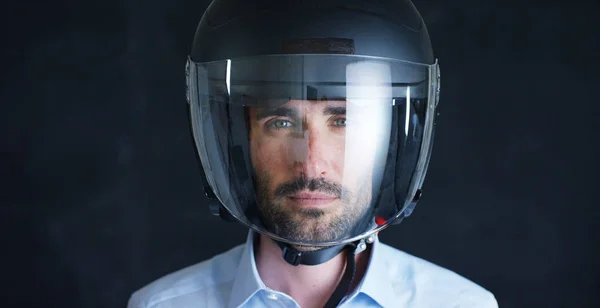 Retrato de um piloto profissional ou motociclista, em um capacete preto protetor, em um fundo preto. Conceito: motorista, unidade, velocidade, proteção, terno de proteção, reação, amor de esportes radicais . — Fotografia de Stock