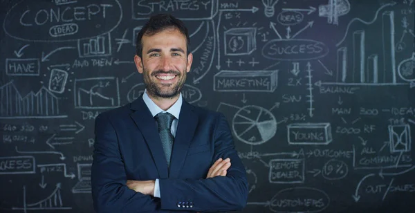 Potret seorang pengusaha, seorang guru pemasaran, menarik grafik sukses di papan tulis hitam, dengan latar belakang hitam. Konsep: pertumbuhan karir, grafik pertumbuhan, pria sukses, pemasaran, ide-ide, keuangan . — Stok Foto