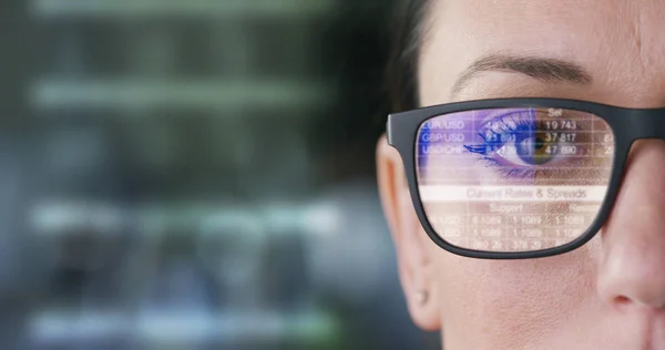 Una mujer mira con un look futurista con gafas. realidad aumentada en holografía . — Foto de Stock