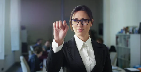 Mujer de negocios exitosa en la oficina, sonriendo a la cámara, el comercio y la venta (acciones). Concepto: crecimiento profesional, trabajo en la oficina, negocios, marketing, logros, colegas y socios —  Fotos de Stock