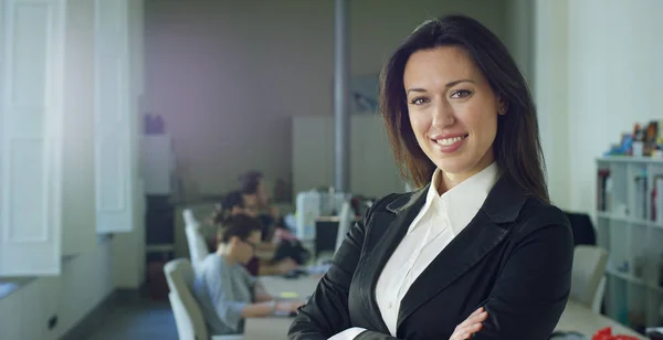 Erfolgreiche Geschäftsfrau im Büro, lächelnd in die Kamera, handelnd und verkaufend (Aktien). Konzept: Karriereentwicklung, Arbeit im Büro, Business Affairs, Marketing, Leistung, Kollegen und Partner — Stockfoto