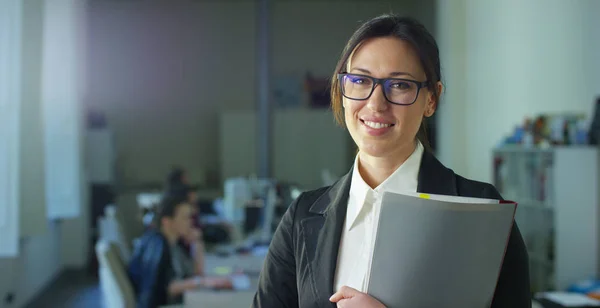 Mulher de negócios bem sucedida no escritório, sorrindo para a câmera, negociação e venda (estoque). Conceito: crescimento de carreira, trabalho no escritório, negócios, marketing, realização, colegas e parceiros — Fotografia de Stock