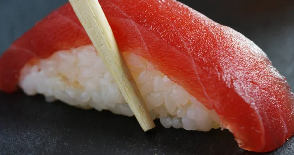 Macro-opname van sushi, sashimi, uramaki en nighiri. typisch Japans gerecht bestaande uit rijst, zalm of tonijn, garnalen en vis eieren gedrenkt in soja. Concept: Sushi, Japans restaurant, oosterse traditie. — Stockfoto