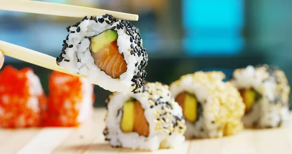 Makro pchnięciu sushi, sashimi, uramaki i nighiri. Typowy japoński danie składające się z ryżu, łososia lub tuńczyka, krewetki i ryby jaja nasączone soi. Koncepcja: Restauracja japońska, sushi, orientalna. — Zdjęcie stockowe