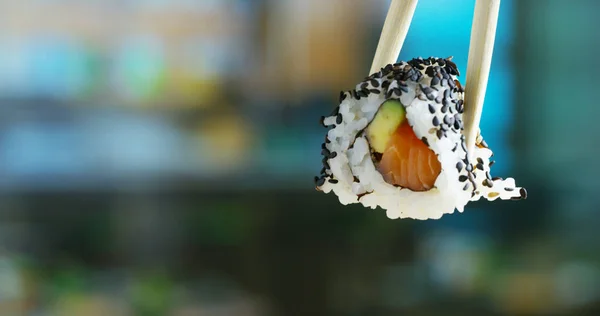 Macro-opname van sushi, sashimi, uramaki en nighiri. typisch Japans gerecht bestaande uit rijst, zalm of tonijn, garnalen en vis eieren gedrenkt in soja. Concept: Sushi, Japans restaurant, oosterse traditie. — Stockfoto