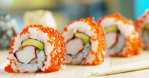 Macro shot de sushi, sashimi, uramaki e nighiri. prato típico japonês composto por arroz, salmão ou atum, camarão e ovos de peixe embebidos em soja. Conceito: Restaurante japonês, sushi, tradição oriental . — Fotografia de Stock