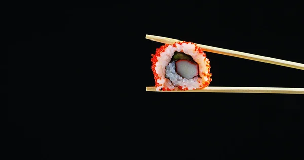 스시, 사시 미, uramaki 및 nighiri의 매크로 샷. 전형적인 일본 요리 밥, 연어 나 참치, 새우와 물고기 계란의 구성 된 간장에 젖 었. 개념: 일본 레스토랑, 스시, 동양 전통. — 스톡 사진