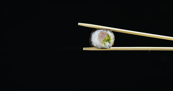 Macro shot de sushi, sashimi, uramaki e nighiri. prato típico japonês composto por arroz, salmão ou atum, camarão e ovos de peixe embebidos em soja. Conceito: Restaurante japonês, sushi, tradição oriental . — Fotografia de Stock