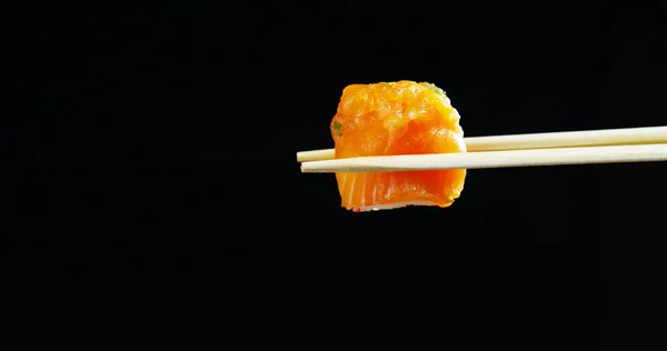 Makroaufnahme von Sushi, Sashimi, Uramaki und Nighiri. typisch japanisches Gericht bestehend aus Reis, Lachs oder Thunfisch, Garnelen und in Soja getränkten Fischeiern. Konzept: Japanisches Restaurant, Sushi, orientalische Tradition. — Stockfoto