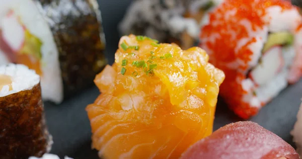 Макро-стопку суши, сашими, урамаки и ночнири. типичное японское блюдо, состоящее из риса, лосося или тунца, креветок и рыбных яиц, пропитанных соей. Концепция: японский ресторан, суши, восточные традиции . — стоковое фото