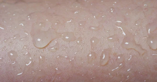 Limpar e limpar a pele humana, enquanto está molhada com água com sabão para limpar a pele. conceito de pele saudável, macia, suave e bonita . — Fotografia de Stock
