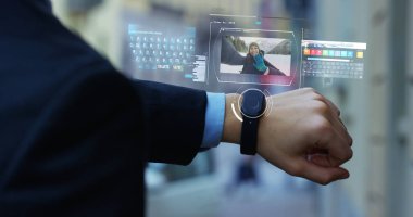 Bir adam gülmeyen kadın ve dalgalar hologram saat fütüristik ve teknolojik görünür telefon cevap vermiyor. Konsept: tatil, iletişim, Aile, teknolojisi, augmented gerçeklik ve gelecek