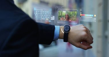 Bir adam gülmeyen kadın ve dalgalar hologram saat fütüristik ve teknolojik görünür telefon cevap vermiyor. Konsept: tatil, iletişim, Aile, teknolojisi, augmented gerçeklik ve gelecek