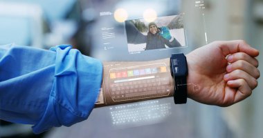 Bir adam gülmeyen kadın ve dalgalar hologram saat fütüristik ve teknolojik görünür telefon cevap vermiyor. Konsept: tatil, iletişim, Aile, teknolojisi, augmented gerçeklik ve gelecek