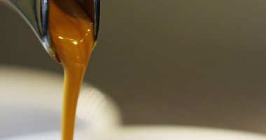 Bardaki profesyonel bir makine tarafından mükemmel kahve yavaş hareket aşağı. karışımı mükemmel, kehribar rengi ve yoğun aroması kahve. mükemmellik kahve karışımı ve yoğun lezzet kavramı