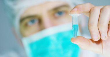 Bir bilim adamı bir laboratuvar toprak ve bitkiler içinde bitki Dna toplamak için analiz eder. Konsept: analizi, dna, biyoloji, mikrobiyoloji, augmented reality, biyokimya, üstün teknoloji