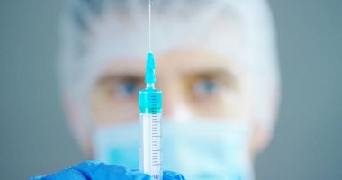 Bir doktor veya çocuk veya yaşlı yetişkinler veya tedavi hayvan hastalıkları için sıvı aşılar bir şırınga tutarak laboratuvar bilim adamı. Kavram: hastalıklar, tıbbi bakım, bilim, anestezi, ötenazi, diyabet.