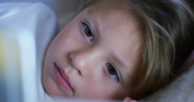 bir tablet, smartphone.the gelecek web teknoloji ve video teknolojisi kavramının kullanırken çocuğun gözleri makro. bağlantıları ve web ile çocukların gelecekle. Enterne muhafaza.