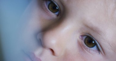 bir tablet, smartphone.the gelecek web teknoloji ve video teknolojisi kavramının kullanırken çocuğun gözleri makro. bağlantıları ve web ile çocukların gelecekle. Enterne muhafaza.