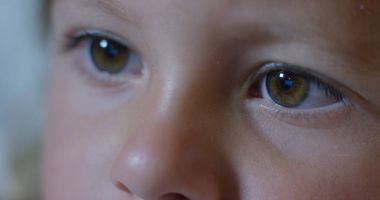 bir tablet, smartphone.the gelecek web teknoloji ve video teknolojisi kavramının kullanırken çocuğun gözleri makro. bağlantıları ve web ile çocukların gelecekle. Enterne muhafaza.