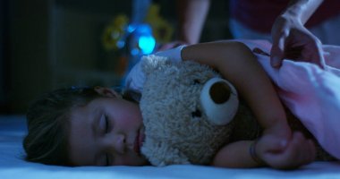 Bebek bir oyuncak ayı oyuncak, huzurlu rüyalar ve gürültü, mutlu çocuk ve annem ve babam mutlu olmadan ev kavramı sarılma yatakta sessizce aittir. uyku, öksürük olmadan çocuk mutluluk.