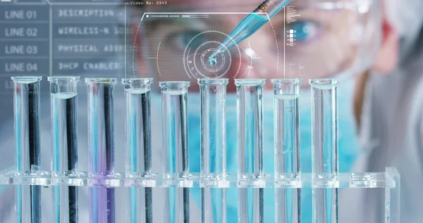 In un laboratorio futuristico, uno scienziato con pipetta analizza un liquido colorato per estrarre il DNA e le molecole nelle provette. Concetto: ricerca, biochimica, tecnologia immersiva, realtà aumentata — Foto Stock
