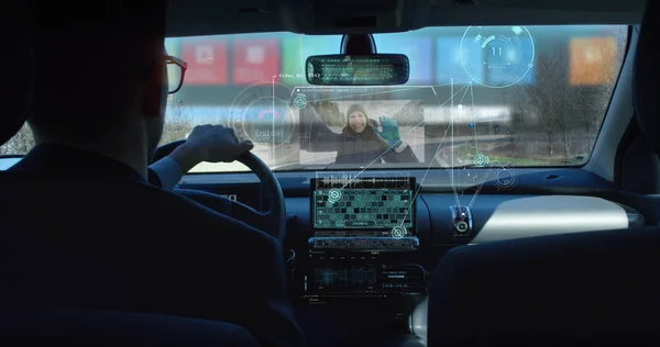 未来の車で、運転している間経済・金融会議に続いてに乗るビジネスマン。呼び出しは、ホログラムの投影と拡張現実感. — ストック写真