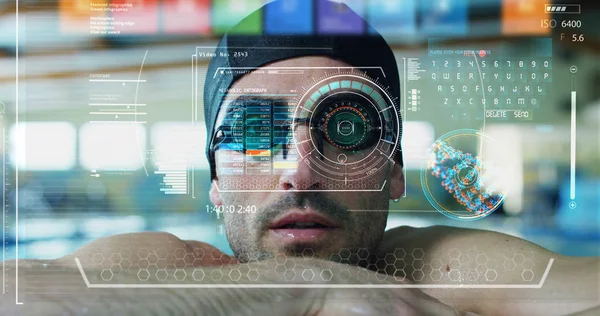 Профессиональный пловец, склоняющийся у бассейна в олимпийском бассейне, смотрит в камеру и появляется в технологических голографических графиках. Концепция: спорт, дополненная реальность, футуристическое видение плавания — стоковое фото