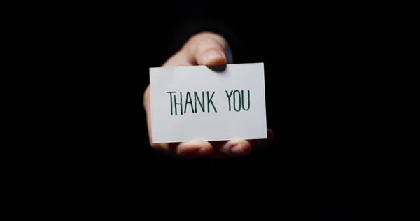 En hånd viser et kort, der siger: "Tak". forretningskoncept, tak, optegnelser hjemmeside . - Stock-foto
