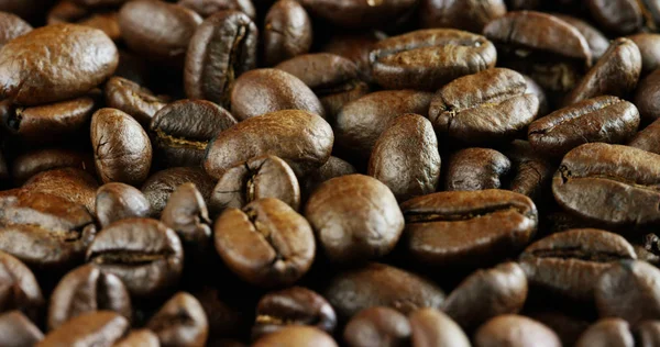 Tembakan makro dari kopi arab berkualitas tinggi yang dipanggang diproduksi di Brasil, Kolombia dan Venezuela . — Stok Foto