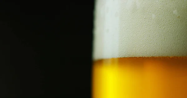 Bière artisanale et pubs irlandais traditionnels. bulles macro, artisanat lager cheville professionnelle parfaitement épinglée. pubs et bars. fraîcheur et boissons rafraîchissantes — Photo