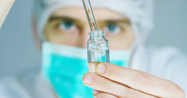 A scientist in a laboratory analyzes the soil and the plants inside to collect the plant DNA. Concept: analysis, dna, bio, microbiology, augmented reality, biochemistry, immersive technology — Stock Photo, Image