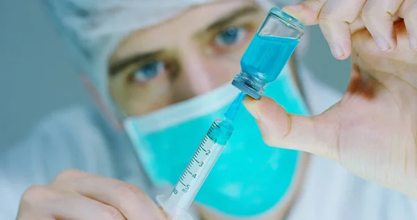 A scientist in a laboratory analyzes the soil and the plants inside to collect the plant DNA. Concept: analysis, dna, bio, microbiology, augmented reality, biochemistry, immersive technology — Stock Photo, Image