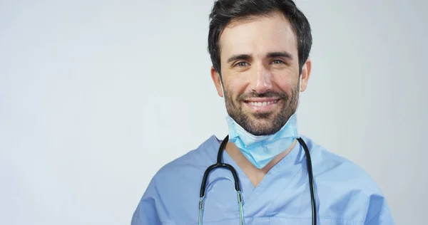 Close up retrato de um cirurgião ou médico com máscara e fone de ouvido pronto para operação no hospital ou clínica. O cirurgião sorri seguro e orgulhoso de si mesmo. Conceito de medicina, hospitais e médicos, cuidados — Fotografia de Stock